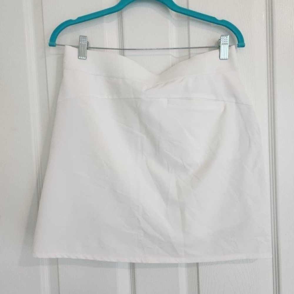 Lightweight Greg Norman white golf skirt with built in shorts. Size small. NWT